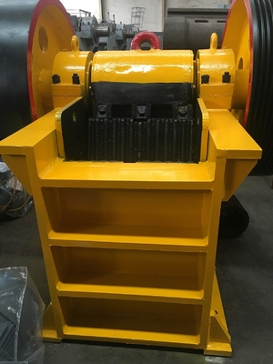 De gevolgde Compacte van het de SteenIjzererts van de Kaakmaalmachine Ruwe Primaire Mobiele Maalmachine voor Steengroeveinstallaties